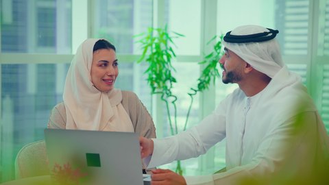 إستخدام تقنيات حديثة، إنجاز المهام من خلال الحاسوب المحمول،اجتماع زملاء عمل فى مقر عملهم يقومون بمناقشة وتخطيط العمل على جهاز اللابتوب ، تدقيق وتحليل بيانات المشروع، مفهوم إدارة الأعمال