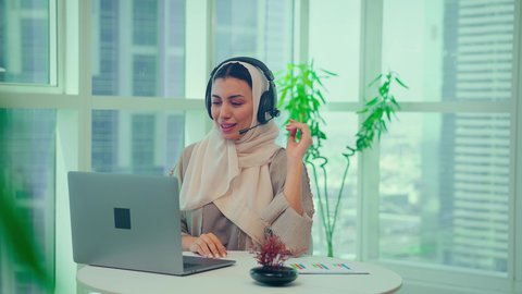 تدقيق وتحليل بيانات المشروع، امراه عربيه خليجيه اماراتيه تقوم بتحليل البيانات على الحاسوب المحمول، متابعة مخطط الرسم البياني، دراسة مشاريع جديدة، صعود وهبوط البورصة، النمو الاقتصادي والاستثمار المالي