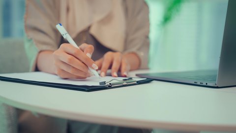 تدقيق وتحليل بيانات المشروع، امراه عربيه خليجيه اماراتيه تقوم بتحليل البيانات على الحاسوب المحمول، متابعة مخطط الرسم البياني، دراسة مشاريع جديدة، صعود وهبوط البورصة، النمو الاقتصادي والاستثمار المالي