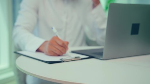 تدوين وكتابة الملاحظات، إنجاز المهام من خلال اللابتوب ، دراسة مشاريع جديدة، إستخدام تقنيات حديثة، رجل اماراتي يرتدي الكندورة والغترة وسماعات الرأس يقوم باجراء مكالمة فيديو عبر جهاز الحاسوب المحمول، مفهوم إدارة الأعمال، تدقيق وتحليل بيانات المشروع، النمو الاقتصادي والاستثمار المالي