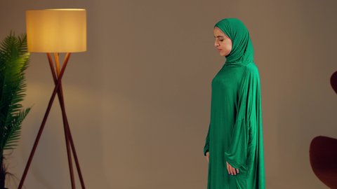 الاجتهاد في الطاعات والأدعية والأذكار, مفهوم العبادة والتقرب إلى الله, امرأة عربية خليجية إماراتية ترتدي العباءة والحجاب ترفع يديها للأعلى بتعابير الدعاء, شابة سعودية تصلي بايماءات الخشوع والطمأنينة