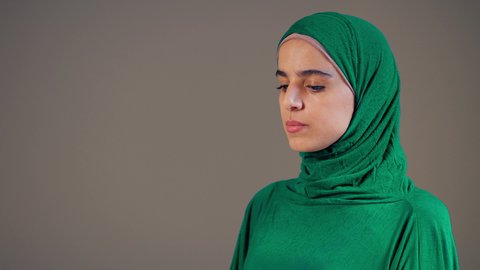 شابة سعودية تصلي بايماءات الخشوع والطمأنينة،الاجتهاد في الطاعات والأدعية والأذكار, مفهوم العبادة والتقرب إلى الله, امرأة عربية خليجية إماراتية ترتدي العباءة والحجاب ترفع يديها للأعلى بتعابير الدعاء