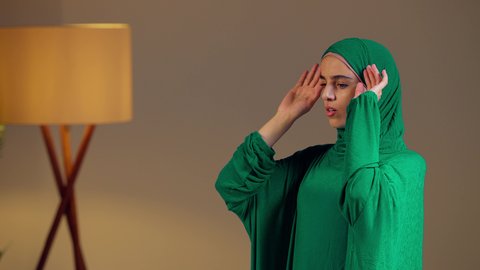 مفهوم أركان الاسلام والأيمان، التقرب الى الله ، الحفاظ على إقامة الصلوات الخمس بوقتها، امراه عربيه خليجيه اماراتيه ترتدي العباءه والحجاب تجلس على سجادة الصلاة تقوم بأداء فريضة الصلاة، الإجتهاد في العبادة، سيدة سعودية تسجد بايماءات الخشوع والطمأنينة