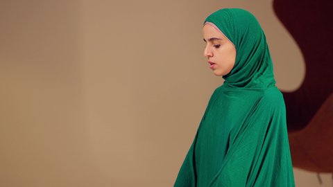 التقرب الى الله ، مفهوم أركان الاسلام والأيمان، الحفاظ على إقامة الصلوات الخمس بوقتها، الإجتهاد في العبادة، امراه عربيه خليجيه اماراتيه ترتدي العباءه والحجاب تجلس على سجادة الصلاة تقوم بأداء فريضة الصلاة، سيدة سعودية تسجد بايماءات الخشوع والطمأنينة