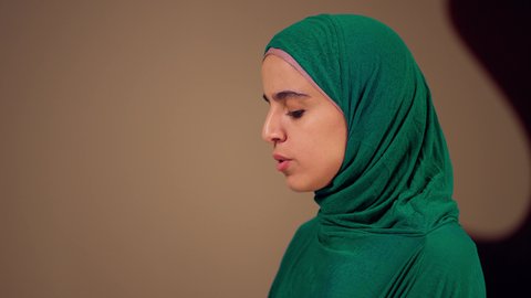 مفهوم أركان الاسلام والأيمان، التقرب الى الله ، الحفاظ على إقامة الصلوات الخمس بوقتها، الإجتهاد في العبادة، امراه عربيه خليجيه اماراتيه ترتدي العباءه والحجاب تجلس على سجادة الصلاة تقوم بأداء فريضة الصلاة، سيدة سعودية تسجد بايماءات الخشوع والطمأنينة