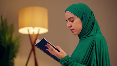 قراءة كتاب الله وحفظه وتجويده، مفهوم الاجتهاد في العبادة، تلاوة المصحف الشريف، امراه عربيه خليجيه اماراتيه ترتدي العباءه والحجاب تحمل بيدها القرآن ، سيدة سعودية تقوم بذكر الله تعالي