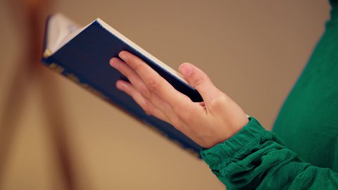 تلاوة المصحف الشريف، امراه عربيه خليجيه اماراتيه ترتدي العباءه والحجاب تحمل بيدها القرآن ، سيدة سعودية تقوم بذكر الله تعالي،مفهوم الاجتهاد في العبادة، قراءة كتاب الله وحفظه وتجويده