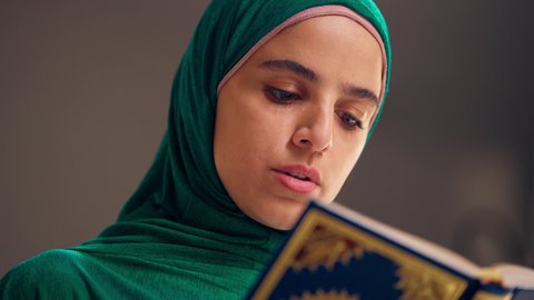 تلاوة المصحف الشريف، امراه عربيه خليجيه اماراتيه ترتدي العباءه والحجاب تحمل بيدها القرآن ، سيدة سعودية تقوم بذكر الله تعالي،مفهوم الاجتهاد في العبادة، قراءة كتاب الله وحفظه وتجويده