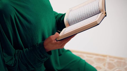 قراءة كتاب الله وحفظه وتجويده، مفهوم الاجتهاد في العبادة، تلاوة المصحف الشريف، امراه عربيه خليجيه اماراتيه ترتدي العباءه والحجاب تحمل بيدها القرآن ، سيدة سعودية تقوم بذكر الله تعالي