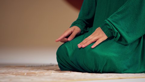 اجواء روحانية رمضانية، مفهوم أركان الاسلام والأيمان،التقرب الى الله ، الحفاظ على إقامة الصلوات الخمس بوقتها، الإجتهاد في العبادة، امراه عربيه خليجيه اماراتيه ترتدي العباءه والحجاب تقوم بأداء فريضة الصلاة، سيدة سعودية بايماءات الخشوع والطمأنينة