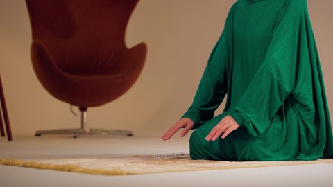 الحفاظ على إقامة الصلوات الخمس بوقتها، اجواء روحانية رمضانية، مفهوم أركان الاسلام والأيمان،التقرب الى الله ،الإجتهاد في العبادة، امراه عربيه خليجيه اماراتيه ترتدي العباءه والحجاب تقوم بأداء فريضة الصلاة، سيدة سعودية بايماءات الخشوع والطمأنينة