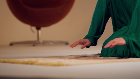 امراه عربيه خليجيه اماراتيه ترتدي العباءه والحجاب تقوم بأداء فريضة الصلاة،اجواء روحانية رمضانية، مفهوم أركان الاسلام والأيمان،التقرب الى الله ، الحفاظ على إقامة الصلوات الخمس بوقتها، الإجتهاد في العبادة،  سيدة سعودية بايماءات الخشوع والطمأنينة