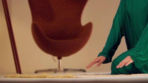 سيدة سعودية بايماءات الخشوع والطمأنينة،اجواء روحانية رمضانية، مفهوم أركان الاسلام والأيمان،التقرب الى الله ، الحفاظ على إقامة الصلوات الخمس بوقتها، الإجتهاد في العبادة، امراه عربيه خليجيه اماراتيه ترتدي العباءه والحجاب تقوم بأداء فريضة الصلاة