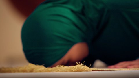 الإجتهاد في العبادة، امراه عربيه خليجيه اماراتيه ترتدي العباءه والحجاب تقوم بأداء فريضة الصلاة، اجواء روحانية رمضانية، مفهوم أركان الاسلام والأيمان،التقرب الى الله ، الحفاظ على إقامة الصلوات الخمس بوقتها، سيدة سعودية بايماءات الخشوع والطمأنينة