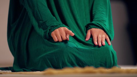 التقرب الى الله ، الحفاظ على إقامة الصلوات الخمس بوقتها، اجواء روحانية رمضانية، مفهوم أركان الاسلام والأيمان،الإجتهاد في العبادة، امراه عربيه خليجيه اماراتيه ترتدي العباءه والحجاب تقوم بأداء فريضة الصلاة، سيدة سعودية بايماءات الخشوع والطمأنينة