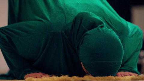 الحفاظ على إقامة الصلوات الخمس بوقتها، اجواء روحانية رمضانية، مفهوم أركان الاسلام والأيمان،التقرب الى الله ،الإجتهاد في العبادة، امراه عربيه خليجيه اماراتيه ترتدي العباءه والحجاب تقوم بأداء فريضة الصلاة، سيدة سعودية بايماءات الخشوع والطمأنينة