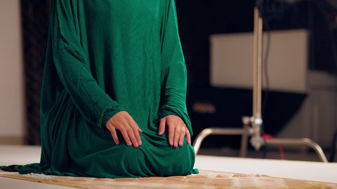 اجواء روحانية رمضانية، مفهوم أركان الاسلام والأيمان،التقرب الى الله ، الحفاظ على إقامة الصلوات الخمس بوقتها، الإجتهاد في العبادة، امراه عربيه خليجيه اماراتيه ترتدي العباءه والحجاب تقوم بأداء فريضة الصلاة، سيدة سعودية بايماءات الخشوع والطمأنينة