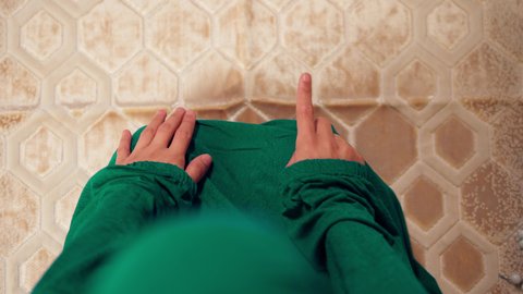 مفهوم أركان الاسلام والأيمان،اجواء روحانية رمضانية، التقرب الى الله ، الحفاظ على إقامة الصلوات الخمس بوقتها، الإجتهاد في العبادة، امراه عربيه خليجيه اماراتيه ترتدي العباءه والحجاب تقوم بأداء فريضة الصلاة، سيدة سعودية بايماءات الخشوع والطمأنينة