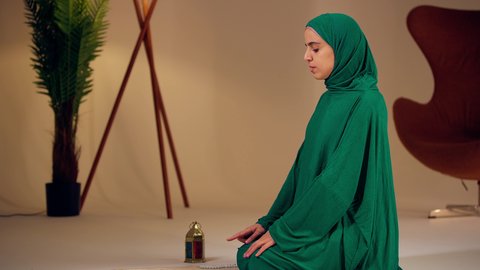 سيدة سعودية بايماءات الخشوع والطمأنينة، مفهوم أركان الاسلام والأيمان،اجواء روحانية رمضانية، التقرب الى الله ، الحفاظ على إقامة الصلوات الخمس بوقتها، الإجتهاد في العبادة، امراه عربيه خليجيه اماراتيه ترتدي العباءه والحجاب تقوم بأداء فريضة الصلاة