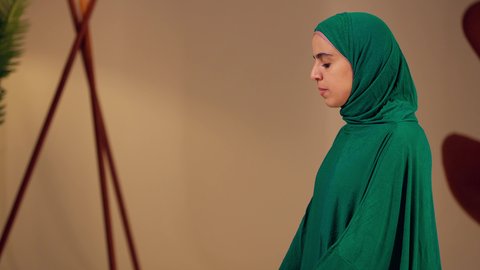 الحفاظ على إقامة الصلوات الخمس بوقتها، الإجتهاد في العبادة، امراه عربيه خليجيه اماراتيه ترتدي العباءه والحجاب تقوم بأداء فريضة الصلاة، سيدة سعودية بايماءات الخشوع والطمأنينة،مفهوم أركان الاسلام والأيمان،اجواء روحانية رمضانية، التقرب الى الله
