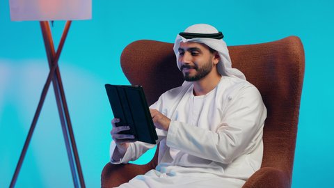 رجل عربي خليجي اماراتي يرتدي الكندورة والغترة  يحمل بيديه اوراق بيضاء وقلم، شابه سعوديه تقوم بالبحث العلمي، قراءة الملاحظات والمعلومات ، أوراق خاصة بالعمل, تدوين المهام اليومية ،متابعة الخطط والمشاريع