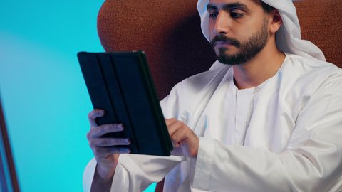 متابعة الخطط والمشاريع، أوراق خاصة بالعمل, تدوين المهام اليومية ، رجل عربي خليجي اماراتي يرتدي الكندورة والغترة  يحمل بيديه اوراق بيضاء وقلم، شابه سعوديه تقوم بالبحث العلمي، قراءة الملاحظات والمعلومات