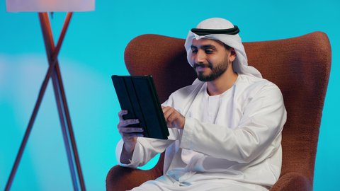 تدوين المهام اليومية ، أوراق خاصة بالعمل, رجل عربي خليجي اماراتي يرتدي الكندورة والغترة  يحمل بيديه اوراق بيضاء وقلم، شابه سعوديه تقوم بالبحث العلمي، قراءة الملاحظات والمعلومات ، متابعة الخطط والمشاريع