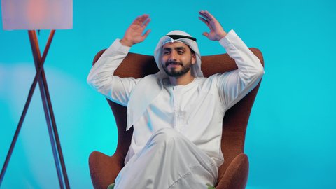 إيماءات الراحة والإسترخاء، الحاجة إلى النوم والشعور بالتعب و الخمول, تعابير التأمل والتفكير، رجل عربي خليجي اماراتي يرتدي الكندورة والغتره يجلس على كرسي مريح يضع يديه خلف راسه