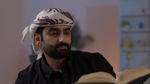 رجل عربي يمني يرتدي القميص والازار مع العمامة  يجلس ويحمل كتاب،  الاستمتاع بالجلسات الهادئة، الاهتمام بتصفح الكتب المفيدة, اشغال النفس بالقراءة والتثقيف، مفهوم التأمل والتفكير، تمثيل الرجولة العربية الأصيلة، المحافظة على اللباس التقليدي ،مفهوم الهيبة والاناقة