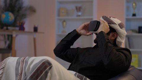 رجل عربي يمني يقوم بمشاهدة أفلام عبر نظارات الواقع الإفتراضي، رجل يمني يرتدي القميص والازار مع العمامة ونظارة الواقع الافتراضي ثلاثية الأبعاد، استخدام تقنية في آر ثلاثية الابعاد، المتعة و التسلية بمشاهدة الأفلام، التفاعل ومحاكاة العالم الخيالي،  محاكاة العالم الافتراضي