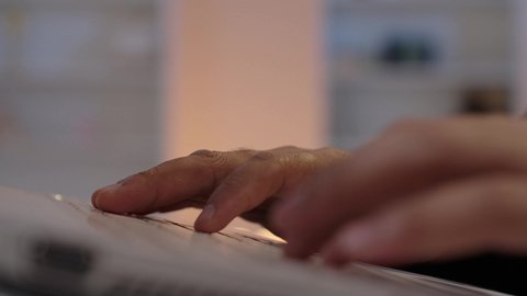 تصوير مقرب لايدي رجل عربي يمني يرتدي القميص والازار مع العمامة يجلس على كرسي مريح يقوم بالعمل على الحاسب المحمولكتابة وإدخال المعلومات عبر الكيبورد، دمج التكنولوجيا في الحياة العملية، إدارة شؤون الأعمال وتنظيمها، استخدام التقنيات الحديثة المتطورة، عقد إجتماع عمل عبر الإنترنت،