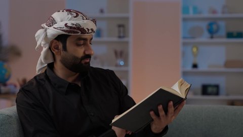 رجل عربي يمني يرتدي القميص والازار مع عمامة يجلس ويحمل كتاب،الاهتمام بتصفح الكتب المفيدة, اشغال النفس بالقراءة والتثقيف، مفهوم التأمل والتفكير، تمثيل الرجولة العربية الأصيلة، المطالعة والاهتمام بالكتب القديمة،   مفهوم الهيبة والاناقة، المحافظة على اللباس التقليدي
