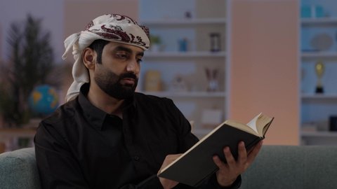 رجل عربي يمني يرتدي القميص والازار مع العمامة يجلس ويحمل كتاب، اشغال النفس بالقراءة والتثقيف، مفهوم التأمل والتفكير، الاهتمام بتصفح الكتب المفيدة, تمثيل الرجولة العربية الأصيلة، المطالعة والاهتمام بالكتب القديمة،  مفهوم الهيبة والاناقة، المحافظة على اللباس التقليدي