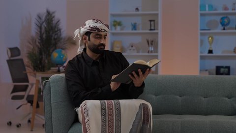 رجل عربي يمني يرتدي القميص والازار مع العمامة يجلس ويحمل كتاب،مفهوم التأمل والتفكير، الاهتمام بتصفح الكتب المفيدة, تمثيل الرجولة العربية الأصيلة، المطالعة والاهتمام بالكتب القديمة،  مفهوم الهيبة والاناقة، المحافظة على اللباس التقليدي