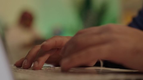 إدارة شؤون الأعمال وتنظيمها عبر الاجهزة التقنية، دمج العمل مع التقنية والتكنولوجيا، تصفح مواقع التواصل الاجتماعي، رجل اعمال عربي خليجي سعودي يرتدي الزي التقليدي والشماغ  يعمل على جهاز اللابتوب بإيماءات التركيز، موظف سعودي يعمل على جهاز التابلت