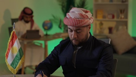 تطوير خطة وآلية العمل، إنجاز الأعمال المكتبية، تحقيق أهداف الشركة، التحقق والتدقيق في العروض المالية، رجل عربي خليجي سعودي يرتدي الزي الكاجوال والشماغ يقوم بكتابة وتسجيل الملاحظات ، موظف سعودي يعمل على جهاز اللابتوب