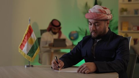 التحقق والتدقيق في العروض المالية، إنجاز الأعمال المكتبية، تحقيق أهداف الشركة، تطوير خطة وآلية العمل، رجل عربي خليجي سعودي يرتدي الزي الكاجوال والشماغ يقوم بكتابة وتسجيل الملاحظات ، موظف سعودي يعمل على جهاز اللابتوب