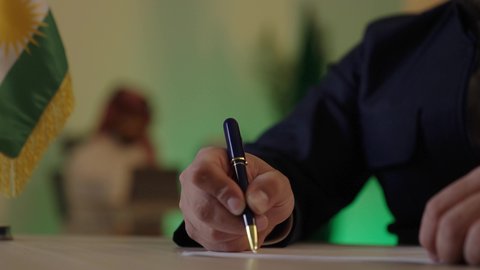 إنجاز الأعمال المكتبية، تحقيق أهداف الشركة، التحقق والتدقيق في العروض المالية، تطوير خطة وآلية العمل، رجل عربي خليجي سعودي يرتدي الزي الكاجوال والشماغ يقوم بكتابة وتسجيل الملاحظات ، موظف سعودي يعمل على جهاز اللابتوب