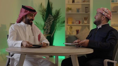 دور التعليم في تطوير المجتمع السعودي، أهمية القراءة في توسيع آفاق المعرفة وزيادة المعلومات، زميلان عمل عربيان خليجيان سعوديان يتبادلان الكتب والمعرفة ، العلم مفتاح التطور والنجاح