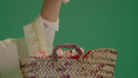 المناسبات والأعياد الوطنية، ذكرى تأسيس الدولة السعودية الاولى 22 فبراير، بورتريه لشابة عربية خليجية سعودية ترتدي الثوب الابيض المطرز بالذهبي وتضع الشيله على رأسها تحمل بيدها سلة من القش ممتلئة بالورد الجوري الطبيعي، الزي السعودي التقليدي الشعبي ، كروما ، خلفية خضراء