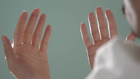 رجل عربي خليجي سعودي يرتدي لباس الاحرام يرفع يديه بايماءات الدعاء ،الطاعة والتقرب الى الله، الدعاء و التضرع لرب العباد, مفهوم أركان الإسلام، اداء مناسك الحج والعمرة، العبادة والتقرب الى الله،خلفية خضراء ، كروما