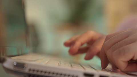 إدارة شؤون العمل وتنظيمه، تصفح مواقع التواصل الاجتماعي، رجل عربي خليجي سعودي يرتدي  السروال والفانيله البيضاء يقوم بالعمل على الحاسوب المحمول بإيماءات التركيز، استخدام التقنيات الحديثة المتطورة