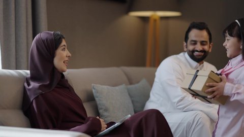 الإحتفال سويا في الأعياد والمناسبات، ايماءات تدل على الفرح و السعادة، قضاء الأوقات الممتعه مع الأبناء، التربيه الصالحة وإنشاء الأطفال على الحب والعطاء، فتاة عربيه خليجيه سعودية تحتفل بعيد الأم وتقدم لوالدتها الهدية