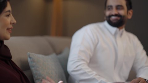 التربيه الصالحة وإنشاء الأطفال على الحب والعطاء، قضاء الأوقات الممتعه مع الأبناء، فتاة عربيه خليجيه سعودية تحتفل بعيد الأم وتقدم لوالدتها الهدية، ايماءات تدل على الفرح و السعادة، الإحتفال سويا في الأعياد والمناسبات