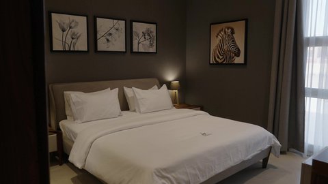 سكن سياحي في وحدات سكنية، غرفة نوم في شقة سكنية بتصاميم عصرية وجذابة، ديكورات رائعة، أثاث منزلي راقي، تصاميم رائعة وجميلة، أوتيل، فنادق فاخرة