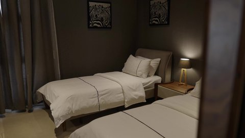 سكن سياحي بالشقق، غرفة نوم في شقة سكنية بتصاميم عصرية وجذابة، ديكورات رائعة، أثاث منزلي راقي، تصاميم رائعة وجميلة، أوتيل، فنادق فاخرة