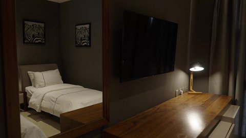 وحدات سكنية سياحية، غرفة نوم في شقة سكنية بتصاميم عصرية وجذابة، ديكورات رائعة، أثاث منزلي راقي، تصاميم رائعة وجميلة، أوتيل، فنادق فاخرة