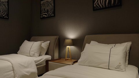 غرفة نوم في شقة سكنية بتصاميم عصرية وجذابة، ديكورات رائعة، أثاث منزلي راقي، تصاميم رائعة وجميلة، شقق سكنية سياحية، أوتيل، فنادق فاخرة