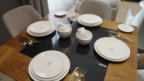 ديكورات منزلية داخلية حديثة لغرفة طعام، غرفة معيشة بتصاميم عصرية فاخرة، ديكورات داخلية، طاولة السفرة، كراسي خشبية، أثاث منزلي راقي، تصاميم وديكورات حديثة، شقق وفلل سكنية