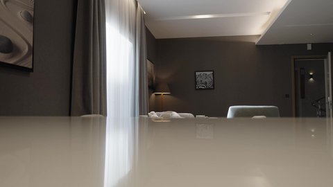 غرفة معيشه في شقة سكنية بتصاميم عصرية جذابة ، أثاث منزلي راقي ، تصاميم فخمة و جميلة ، شقق سكنية سياحية ، فنادق فاخرة ، شقة داخلية فاخرة مفروشة